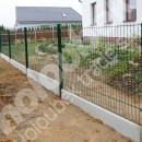 Oplocení z plotových panelů s betonovými podhrabovými deskami