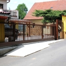 Posuvná brána a branka z oceli v obci Lavičky