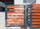 Posuvná brána, branka, oplocení s výplní z dubových fošen u RD v Novém Městě na Moravě